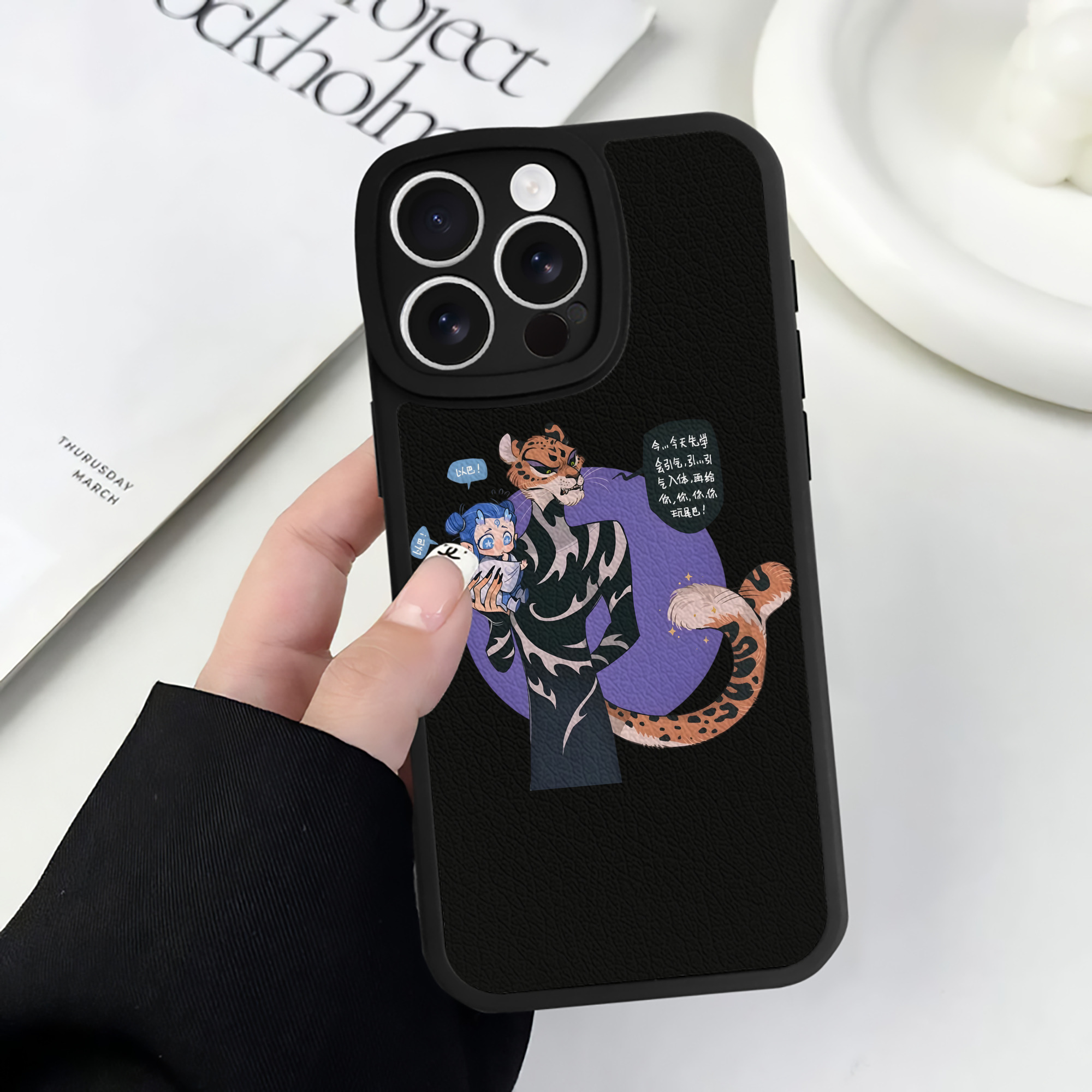 （画像用） Ne Zha 2 ナタ 魔童の大暴れ 【iPhone 16シリーズ対応】シリコンスマホケース（レザー調） 材質：シリコン